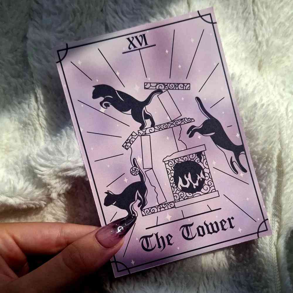 EvyHandmadeDesign - The Tower Cat Tarot No.16 Gerahmter Druck - Lila/Schwarz